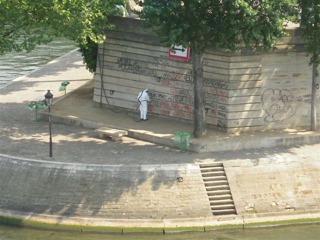 Graffiti quai de Bourbon