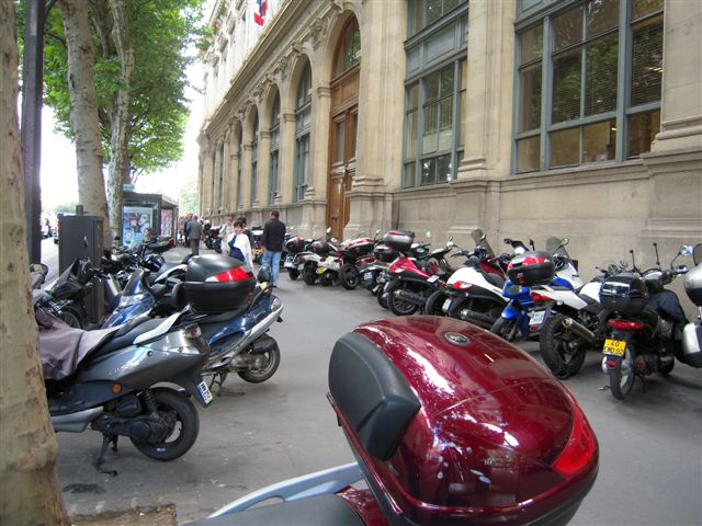 Motos sur trottoir 002